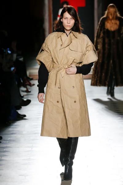 Look 12